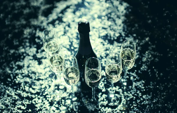 Champagneglas Svart Bakgrund Med Snö — Stockfoto