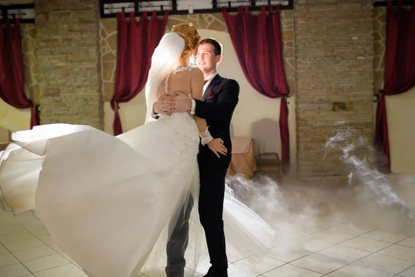 Romantischer Tanz Des Hochzeitspaares — Stockfoto