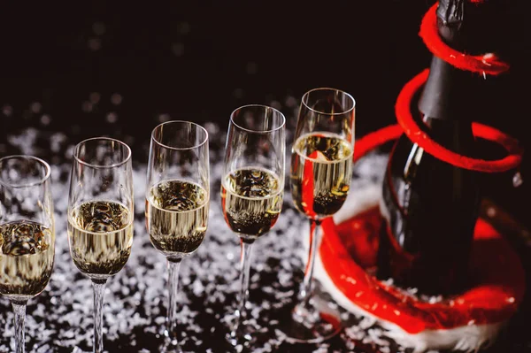 Champagneglas Svart Bakgrund Med Snö — Stockfoto