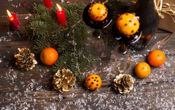 Новорічна композиція з мандаринами та сосновими шишками — стокове фото