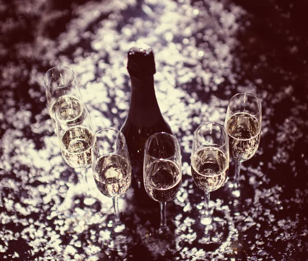 Verres Champagne Sur Fond Noir Avec Neige — Photo