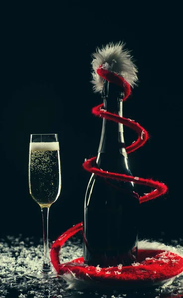 Bicchieri Champagne Incastonati Sfondo Nero Con Neve — Foto Stock