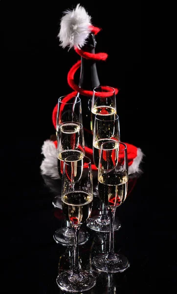 Champagneglas Svart Bakgrund Med Snö — Stockfoto