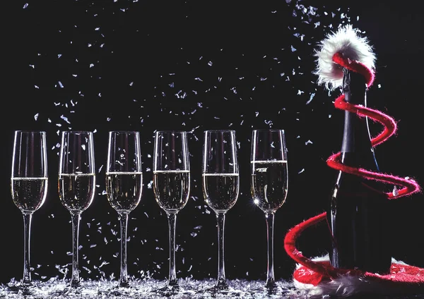 Бокалы Шампанского Черном Фоне Снегом — стоковое фото
