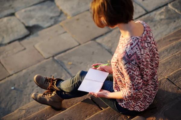 Mains Féminines Avec Stylo Écrit Sur Ordinateur Portable — Photo