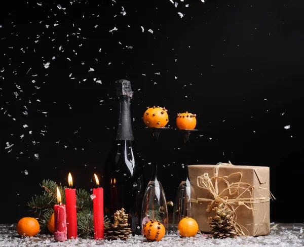 Jul nyår komposition med mandariner och kottar — Stockfoto