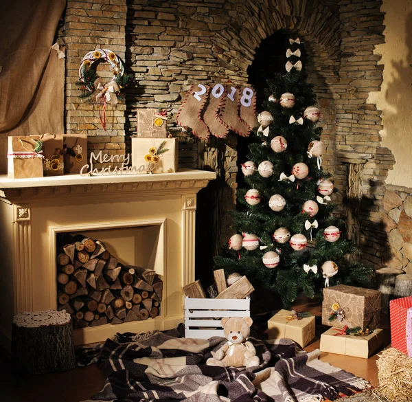 Scène Noël Avec Des Cadeaux Arbre Cheminée Arrière Plan — Photo