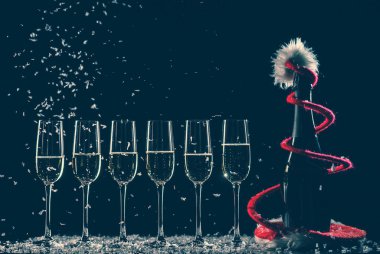 Kar siyah zemin üzerine şampanya bardağı ayarla