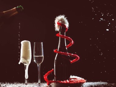 Kar siyah zemin üzerine şampanya bardağı ayarla