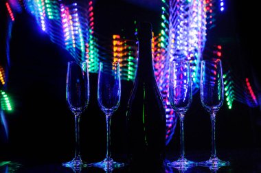 Bir bardak şampanya bokeh etkisi ile parlak arka plan üzerinde. Alkış