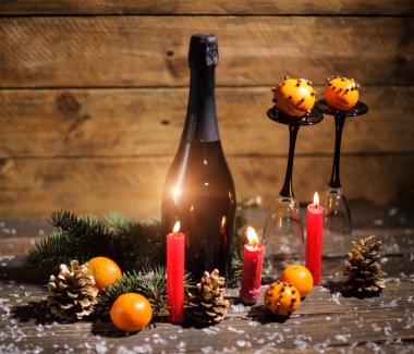 Mandalina ve çam kozalakları yılbaşı yeni yıl kompozisyonu