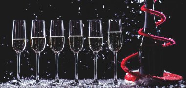 Kutluyor yeni yıl, doğum günü, xmas parti. Şişe şampanya 