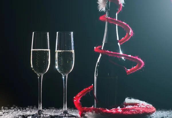 Bicchieri Champagne Incastonati Sfondo Nero Con Neve — Foto Stock