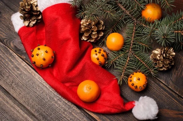 Kerstmis-Nieuwjaar samenstelling met mandarijnen en dennenappels — Stockfoto