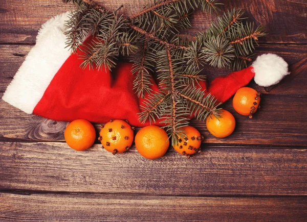 Weihnachtskomposition mit Mandarinen und Tannenzapfen — Stockfoto