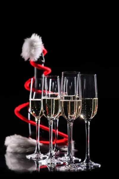 Празднование нового года, дня рождения, рождественской вечеринки. Бутылка шампанского — стоковое фото