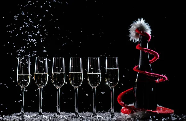 Festeggiamo il nuovo anno, il compleanno, la festa di Natale. Bottiglia di champagne — Foto Stock