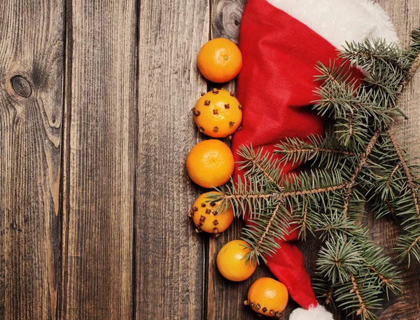 Weihnachtskomposition mit Mandarinen und Tannenzapfen — Stockfoto