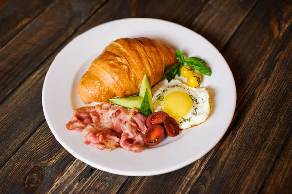 Croissant frais au jambon et salade — Photo