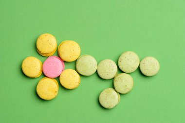 Tatlı ve renkli Fransızca macaroons veya macaron, üstten görünüm