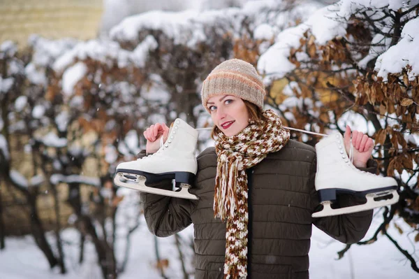 La fille sur les patins figurés sur la patinoire ouverte — Photo