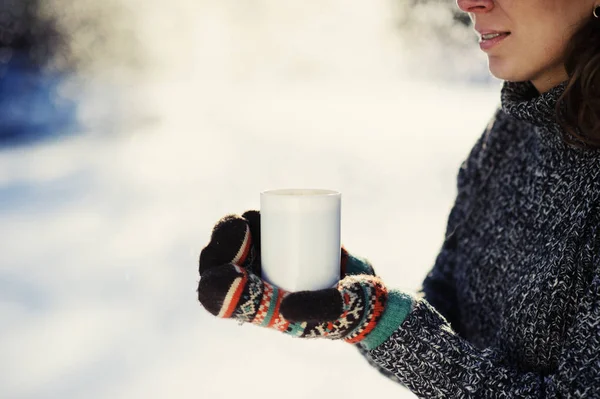 Beautiful Girl Holding Cup Coffee Weather Very Cold Mug Smoking — Stock Photo, Image
