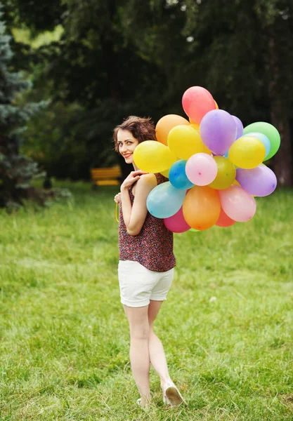 Κορίτσι Πολύχρωμα Μπαλόνια Εξωτερική — Φωτογραφία Αρχείου
