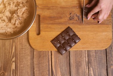 Koyu çikolata, küpleri, parçaları ile rendelenmiş choco serpilir