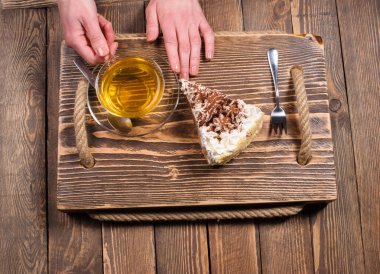 çay ve pasta ahşap masa üzerinde elleriyle