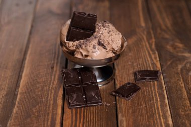 Çikolatalı dondurma kaşık çikolata parçaları ile toz kase 