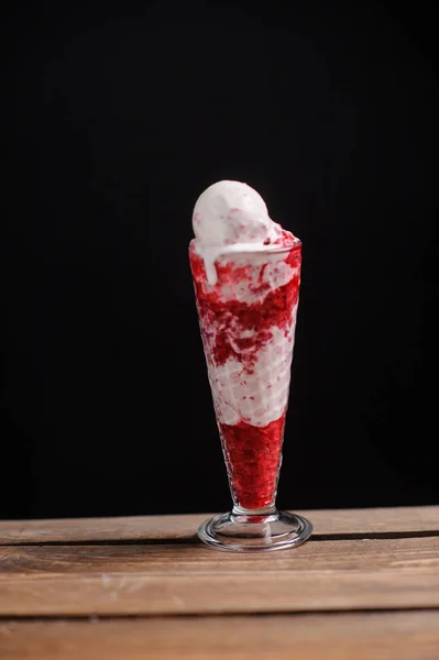 Delicioso tazón de helado de fresa. Cocina casera —  Fotos de Stock