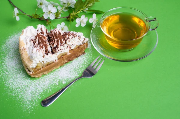 Torta con tè su sfondo verde — Foto Stock