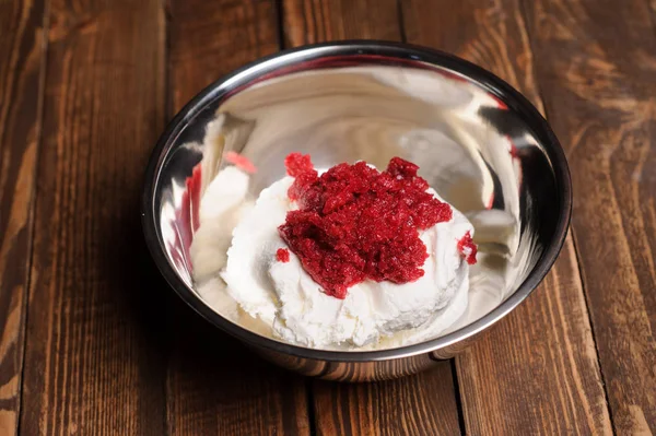 Delicioso tazón de helado de fresa. Cocina casera —  Fotos de Stock