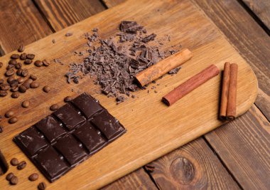 Koyu çikolata, küpleri, parçaları ile rendelenmiş choco serpilir