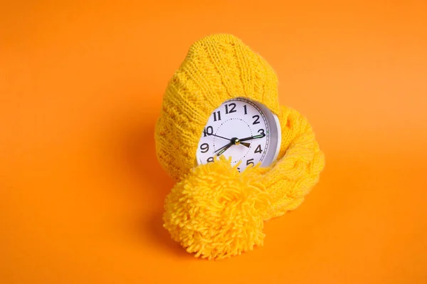 오렌지 바탕에 노란 모자에 알람 시계 — 스톡 사진