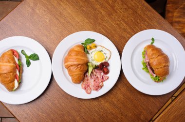 Jambon ve salata taze kruvasan