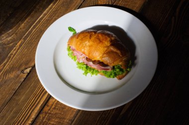 Jambon ve salata taze kruvasan