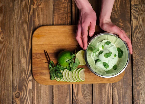 Glace fraîche maison citron et citron vert dans une tasse de lait blanc — Photo