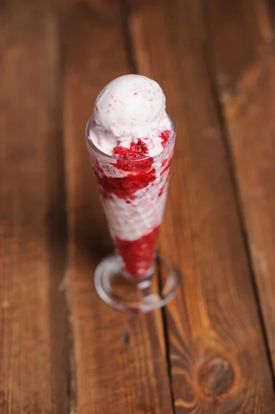 Delicioso tazón de helado de fresa. Cocina casera —  Fotos de Stock