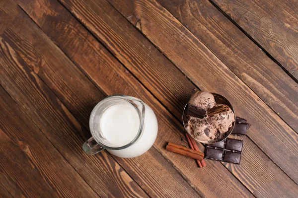 Çikolatalı dondurma kaşık çikolata parçaları ile toz kase — Stok fotoğraf