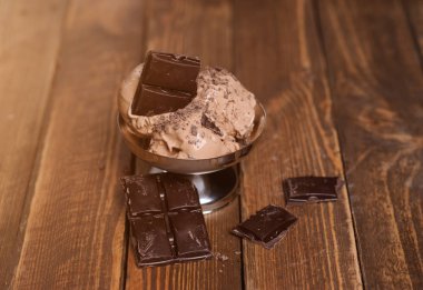 Çikolatalı dondurma kaşık çikolata parçaları ile toz kase 