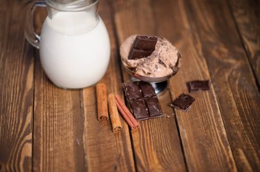 Çikolatalı dondurma kaşık çikolata parçaları ile toz kase 