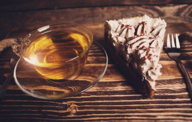 ahşap masa üzerinde çay ile pasta