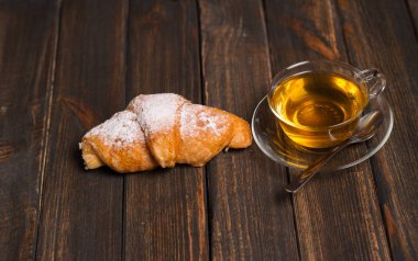 kruvasan ile çay ahşap masa