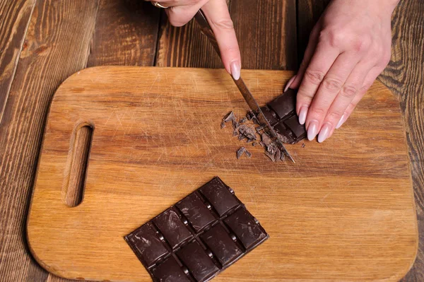 Кусочки тёмного шоколада, кубики, посыпанные тертым шоколадом — стоковое фото