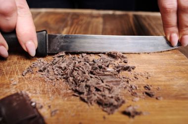 Koyu çikolata, küpleri, parçaları ile rendelenmiş choco serpilir