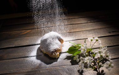 kruvasan düşen pudra şekeri ile ahşap masa