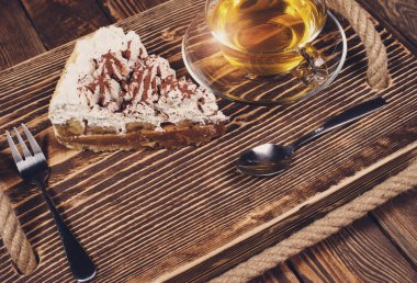 ahşap masa üzerinde çay ile pasta