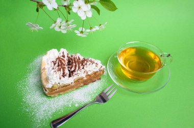arka planı yeşil çay ile pasta
