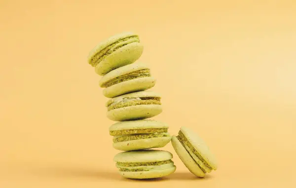 Zoet en kleurrijk Franse bitterkoekjes of macaron — Stockfoto